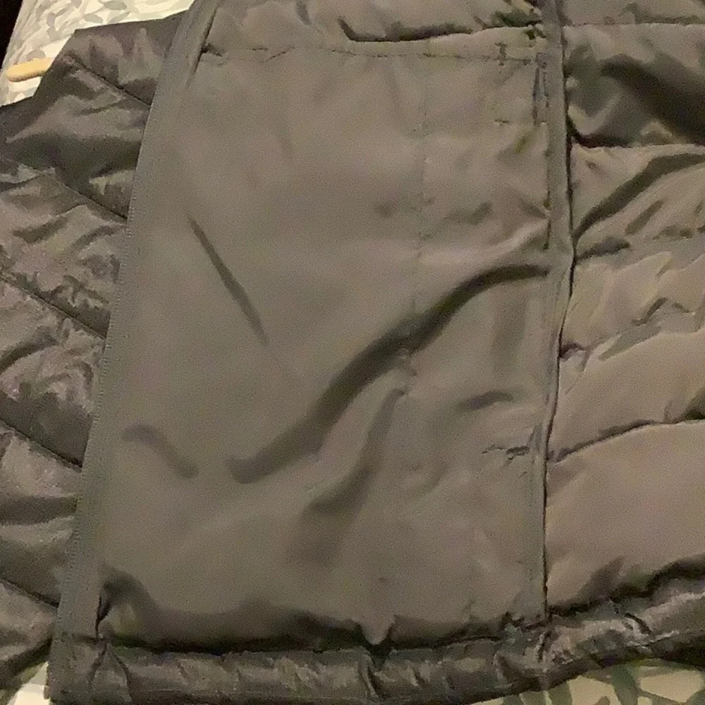 AMAZON ESSENTIALS Lightweight Packable Puffer Jacket